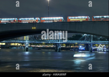 Warteschlange der Busse auf Waterloo Bridge über die Themse in London uk Stockfoto