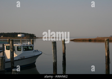 Workboat in einem Rutsch in den frühen Morgenstunden Stockfoto