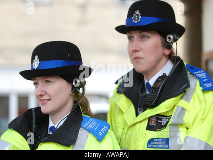 Polizei-Officiers in West Oxfordshire erhalten Videokameras auf ihre schützende Kopfbedeckung zu tragen. Die Robocam Gerät. Stockfoto