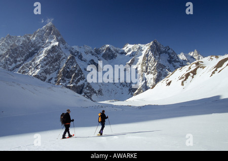 Schneeschuhwandern im Val Ferret, Italien, mit Blick auf die Grandes Jorasses Stockfoto