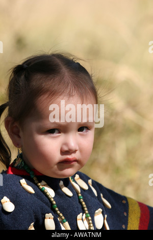 Young Native American Girl auf der South Dakota-Reservierung in Tracht gekleidet Stockfoto