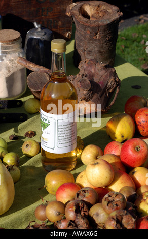 Äpfel und eine Flasche alkoholfreien Apfelsaft Stockfoto