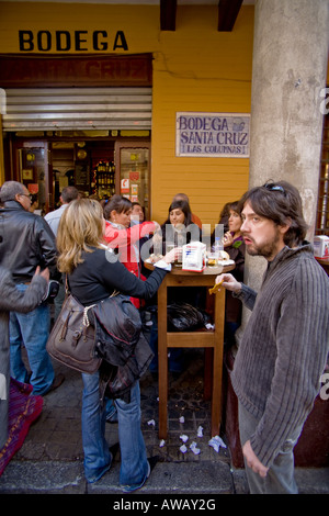 Lokale Leute Essen Mittagessen im Freien in einer Bodega in Sevilla Spanien Stockfoto