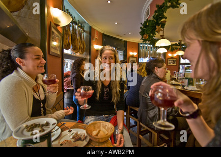 Junge Frauen Converse in einem Café in Sevilla Spanien Stockfoto