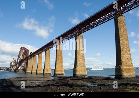 Forth Rail Bridge, Edinburgh, Schottland mit Princess Cruises Golden Princess verankert in Firth von weiter. Stockfoto