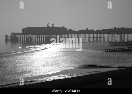 Hastings Pier durch den Nebel Stockfoto