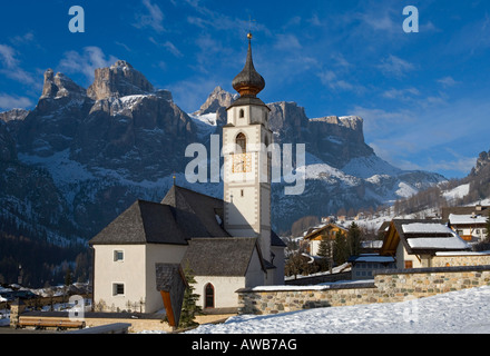 Kirche im Dorf Kolfuschg im Winter Schnee, Dolomiten, Italien.