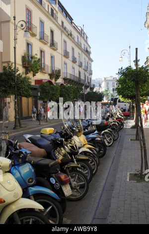 Motorräder geparkt in Sorrento, Italien. Stockfoto