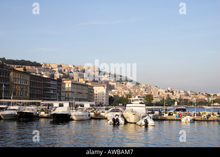 Stadt Neapel gesehen vom Hafen in Italien. Stockfoto