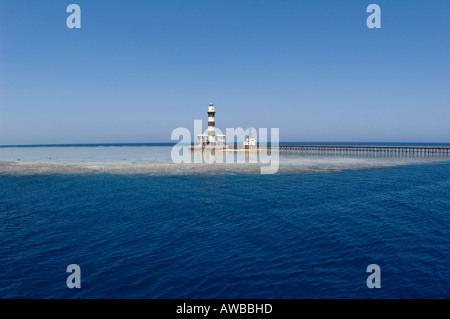 Isolierte Daedalus Riff im Roten Meer mit 19. Jahrhunderts Briten gebaut Leuchtturm. Stockfoto