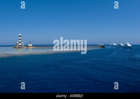 Tauchsafaris Rotes Meer Diveboats Partie neben isolierten Daedalus Riff mit 19. Jahrhundert britische gebauten Leuchtturm. Stockfoto