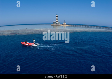 Aufblasbare Tauchboot vor isolierten Daedalus Riff mit 19. Jahrhundert britische gebauten Leuchtturm im Roten Meer Stockfoto