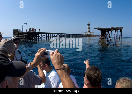 Fotografieren von Daedalus Riff mit 19. Jahrhundert britische Touristen gebaut Leuchtturm im Roten Meer. Stockfoto