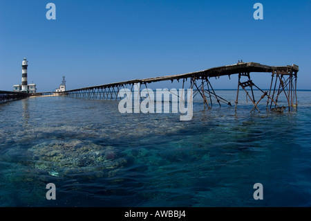 Daedalus Riff mit 19. Jahrhunderts Briten gebaut Leuchtturm und Mole im Roten Meer. Stockfoto