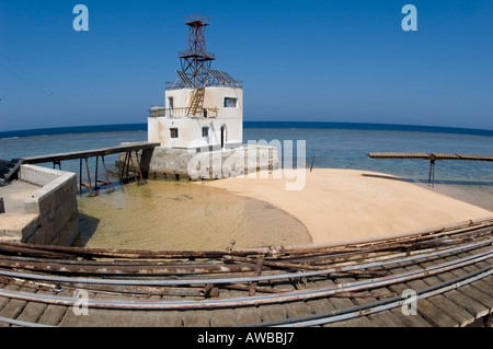 Daedalus Riff mit 19. Jahrhunderts Briten gebaut Leuchtturm und Mole im Roten Meer. Stockfoto