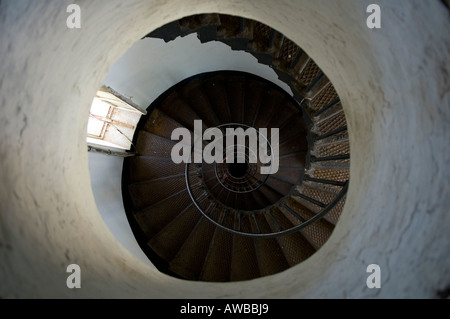 Wendeltreppe mit Fenster im 19. Jahrhundert britische gebauten Leuchtturm auf Daedalus Riff im Roten Meer. Stockfoto