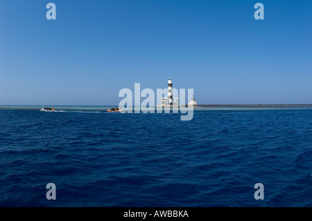 Aufblasbare Tauchboot vor isolierten Daedalus Riff mit 19. Jahrhundert britische gebauten Leuchtturm im Roten Meer Stockfoto