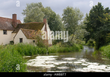 Willy Lotts House ehemals Willy Lotts Cottage und der Mühle-Pool der Flatford Mill Stockfoto