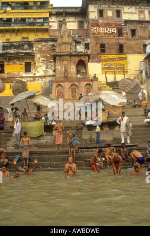 Gläubigen Hindus, die Einnahme ihrer täglichen Ritualbad an den Ghats am heiligen Fluss Ganges in Varanasi, Benares Stockfoto