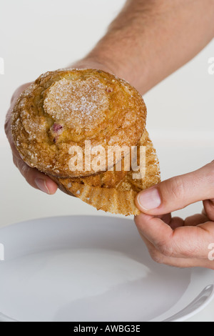 Hand-peeling Papier Liner von muffin Stockfoto