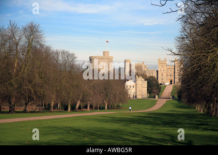 Der Runde Turm und State Apartments von Windsor Castle betrachtet von The Long Walk, Windsor Great Park, England. Stockfoto