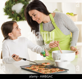 Mutter und Tochter Weihnachtsplätzchen Backen Stockfoto