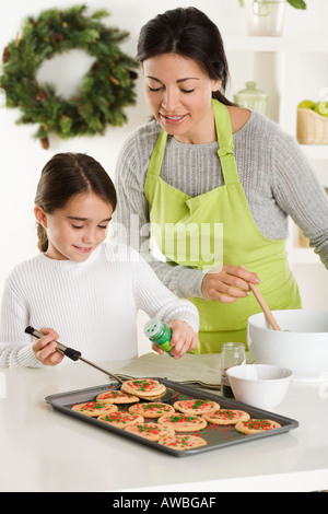 Mutter und Tochter Weihnachtsplätzchen Backen Stockfoto