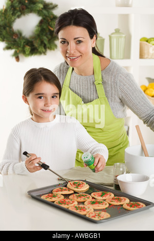 Mutter und Tochter Weihnachtsplätzchen Backen Stockfoto