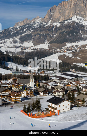 Dorf von Corvara im Winter Schnee, Dolomiten, Italien. Stockfoto