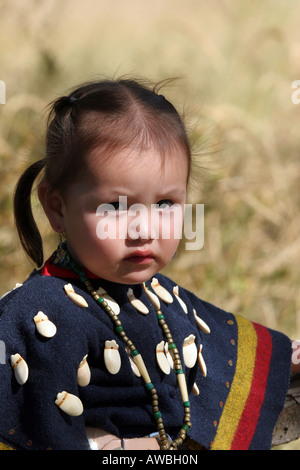 Young Native American Girl auf der South Dakota-Reservierung in Tracht gekleidet Stockfoto