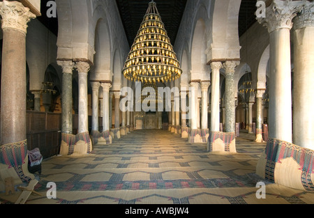 Gebetsraum im Inneren der großen Moschee von Kairouan, vierte heiligste Kultstätte des Islam, Tunesien. Stockfoto