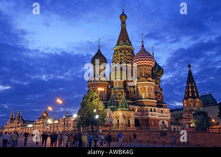 Russland, Moskau, Roter Platz, St Basils Kathedrale, Kaufhaus Gum, beleuchtet Stockfoto