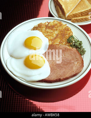 Frühstück zwei Spiegeleier Sonnenseite Scheibe Schinken Rösti Kartoffel Toast Kartoffeln herzhaftes Frühstück Bon Appetit Stockfoto