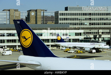 Zwei Boeing 747 Vorbereitung für Abflug Frankfurt Flughafen Deutschland November 2004 Stockfoto