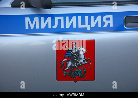 Russland, Moskau, Stadtwappen auf Polizeiauto Stockfoto