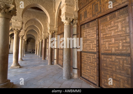 Tor, Säulen, Säulen und Arkaden im Innenhof der großen Moschee von Kairouan, Tunisia.Tunisia Stockfoto