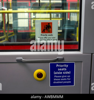 Beschilderung für Passagier an Bord der Busse von Arriva in Lee Valley London Stockfoto