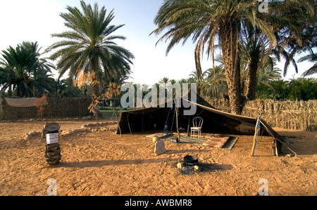 Ein Zelt in einem Flüchtlingslager in der Oase von Ksar Ghilane, in der Wüste Sahara Süden Tunesiens. Stockfoto