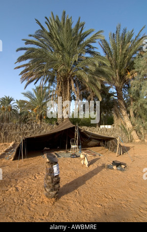 Ein Zelt in einem Flüchtlingslager in der Oase von Ksar Ghilane, in der Wüste Sahara Süden Tunesiens. Stockfoto