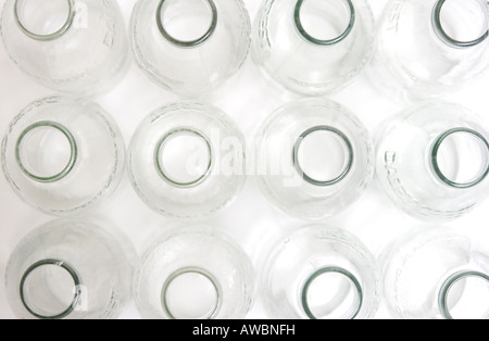 Zeilen mit leeren Glasflaschen Stockfoto