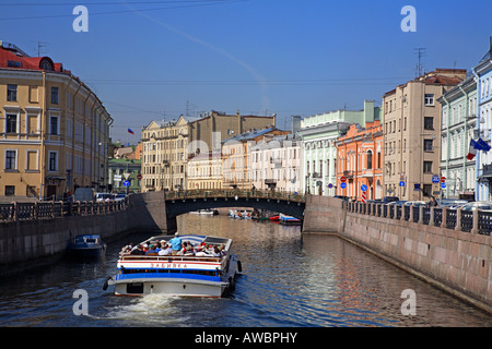 Russland, St. Petersburg, großen Ställen-Brücke (Bol-Konyushennyy am meisten), Moyka Fluss, Touristenboot Stockfoto