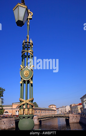 Russland, St. Petersburg, Moyka River, verzierten Laternenpfahl Stockfoto