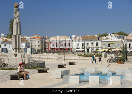 Ost-Algarve, Tavira, Zentralplatz, der Praca Da Republica, mit Wasserspiel & alten Gebäuden. Stockfoto