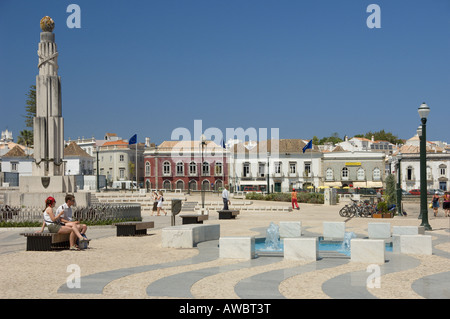 Ost-Algarve, Tavira, Zentralplatz, der Praca Da Republica, mit Wasserspiel & alten Gebäuden. Stockfoto