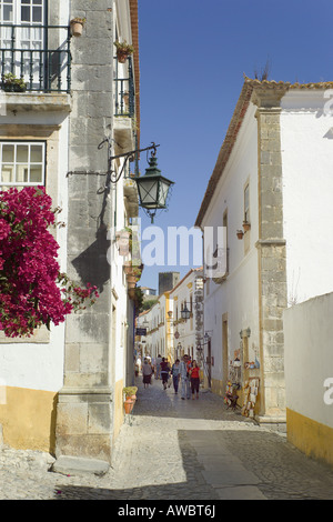 Costa da Prata, Portugal, Region Estremadura, Obidos, gepflasterten Straße innerhalb der mittelalterlichen Stadtmauern. Stockfoto