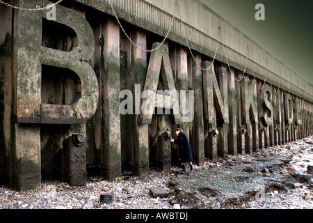 Junge (9 Jahre alt) spielen auf Themse Vorland, Bankside, Südufer, London uk Stockfoto