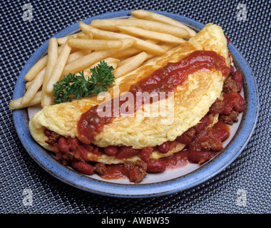 herzhafte Fast-Food Frühstück Chili Omlette Ei Salsa Sauce Pommes frites blaue Platte besondere Beilage Bon Appetit Omelett Stockfoto