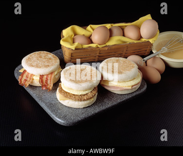 Fast-Food Frühstück Eiern englische Muffins Speck Streifen Wurst Patty Käse Sandwich Sandwiches Küche Stockfoto