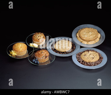 Fast-Food Frühstück assorted Muffins Blaubeere Schokolade Chip Peanut Butter Cookies Küche Gebäck Stockfoto