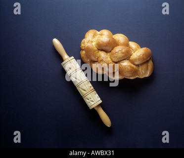 Holz Nudelholz Challah Brot jüdische traditionelle Küche Bon Appetit Stockfoto